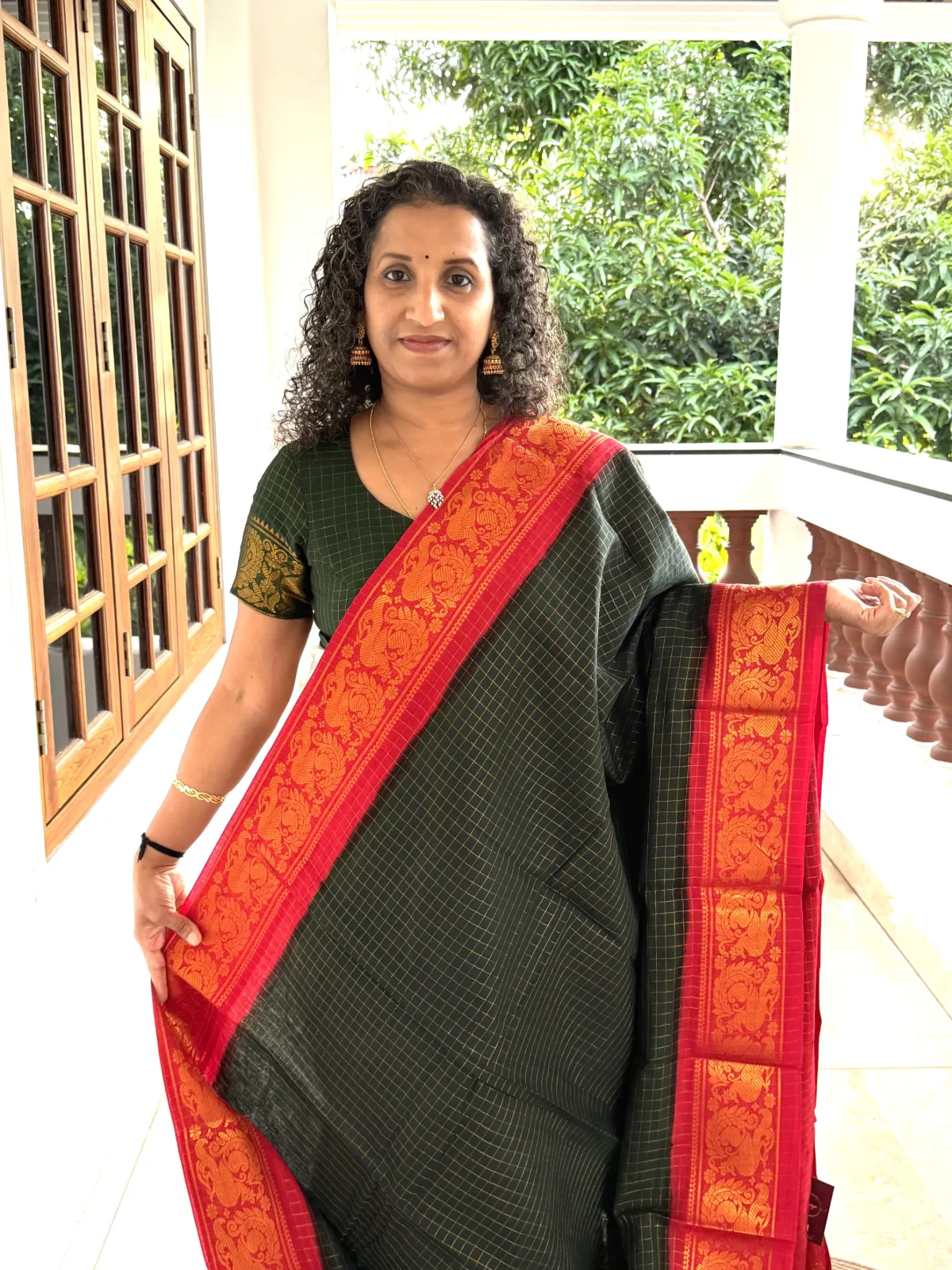 Bottle Green Red Madurai Sungudi Cotton Saree With Zari Kattam And Peacock Border Pcs106 1